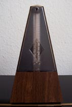 Metronom von Mälzer in Kunstoffgehäuse Nußbaum